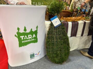 Vizitatorii standului județului Suceava de la Târgul de Turism al României primesc pașaportul turistic al Bucovinei