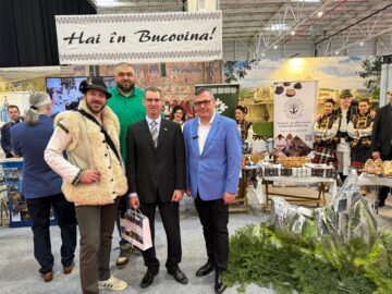 Vizitatorii standului județului Suceava de la Târgul de Turism al României primesc pașaportul turistic al Bucovinei