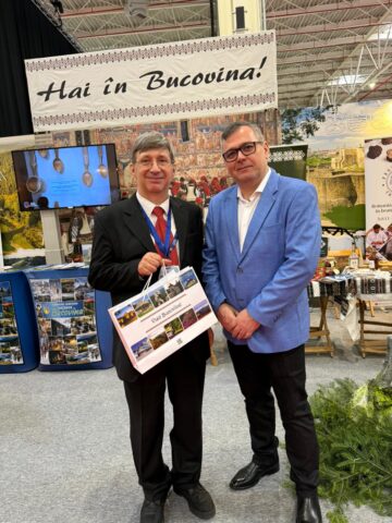 Vizitatorii standului județului Suceava de la Târgul de Turism al României primesc pașaportul turistic al Bucovinei