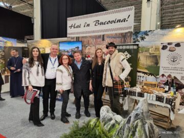 Vizitatorii standului județului Suceava de la Târgul de Turism al României primesc pașaportul turistic al Bucovinei