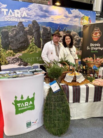 Vizitatorii standului județului Suceava de la Târgul de Turism al României primesc pașaportul turistic al Bucovinei