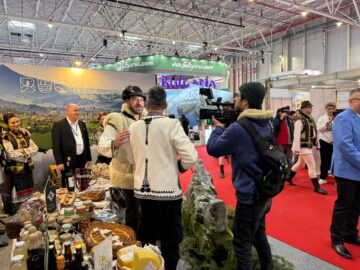 Vizitatorii standului județului Suceava de la Târgul de Turism al României primesc pașaportul turistic al Bucovinei