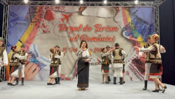 Vizitatorii standului județului Suceava de la Târgul de Turism al României primesc pașaportul turistic al Bucovinei