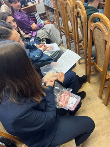 Educație pentru sănătate și orientare în carieră la Liteni – atelierul „Tu știi ce mănânci?” și prezentarea ofertei FIA – USV