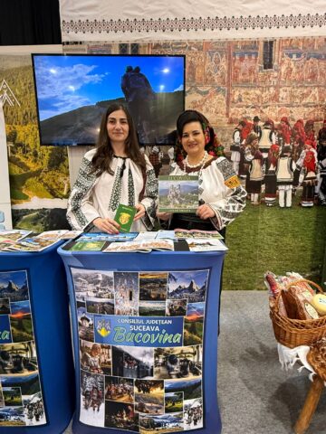 Vizitatorii standului județului Suceava de la Târgul de Turism al României primesc pașaportul turistic al Bucovinei