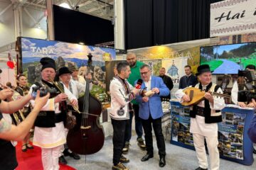 Vizitatorii standului județului Suceava de la Târgul de Turism al României primesc pașaportul turistic al Bucovinei