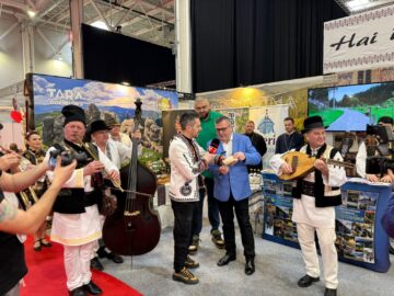 Vizitatorii standului județului Suceava de la Târgul de Turism al României primesc pașaportul turistic al Bucovinei