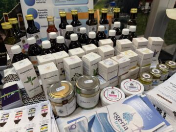 Vizitatorii standului județului Suceava de la Târgul de Turism al României primesc pașaportul turistic al Bucovinei