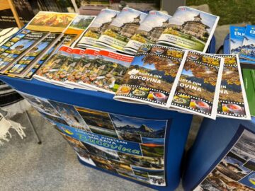 Vizitatorii standului județului Suceava de la Târgul de Turism al României primesc pașaportul turistic al Bucovinei