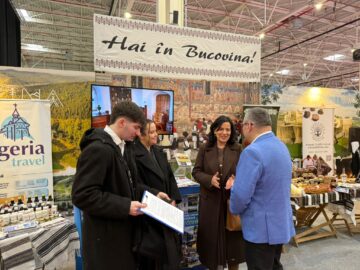 Vizitatorii standului județului Suceava de la Târgul de Turism al României primesc pașaportul turistic al Bucovinei