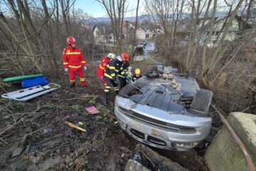 Șoferiță încarcerată în mașina cu care s-a răsturnat pe Calea Unirii din Suceava