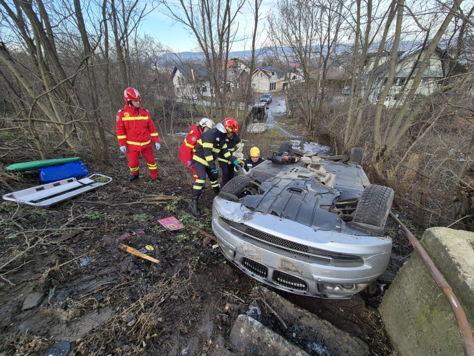 Șoferiță încarcerată în mașina cu care s-a răsturnat pe Calea Unirii din Suceava