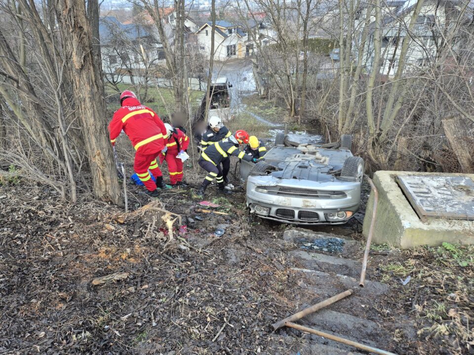 Șoferiță încarcerată în mașina cu care s-a răsturnat pe Calea Unirii din Suceava