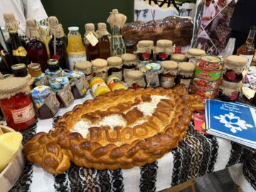 Vizitatorii standului județului Suceava de la Târgul de Turism al României primesc pașaportul turistic al Bucovinei