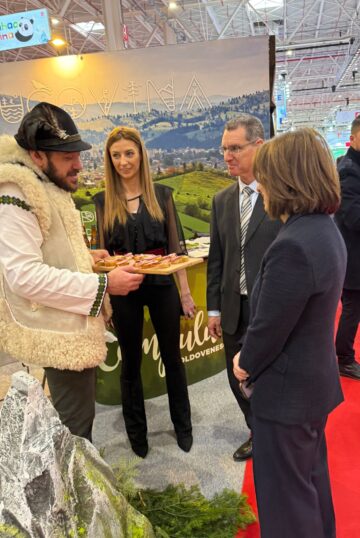 Vizitatorii standului județului Suceava de la Târgul de Turism al României primesc pașaportul turistic al Bucovinei