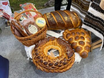 Vizitatorii standului județului Suceava de la Târgul de Turism al României primesc pașaportul turistic al Bucovinei