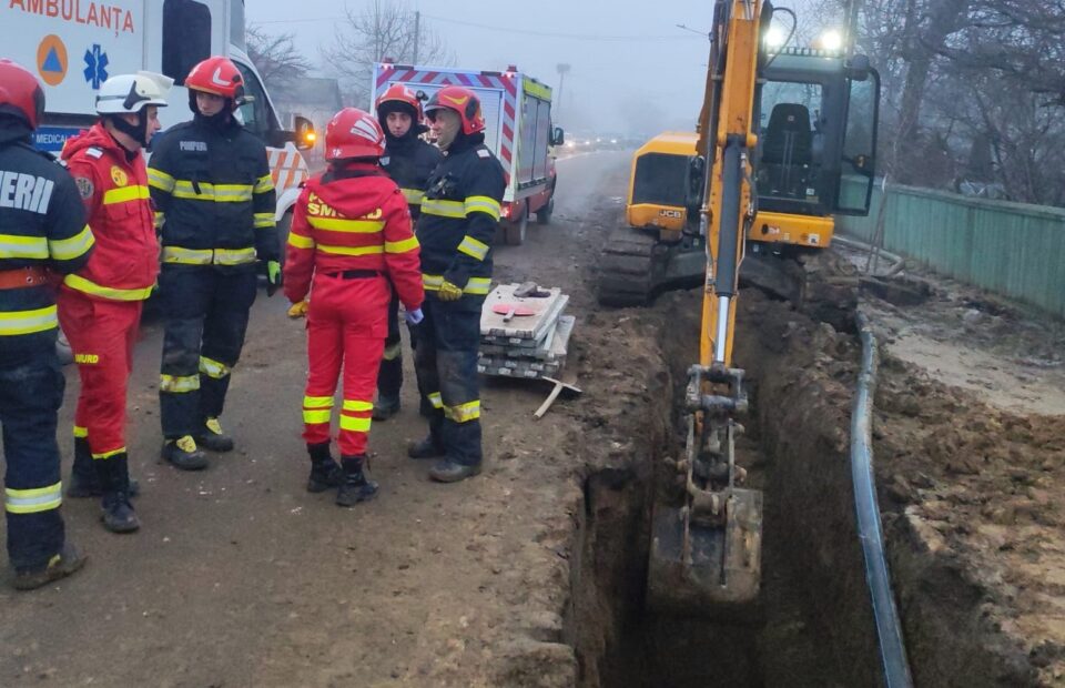 Muncitor salvat in extremis după surparea unui mal de pământ