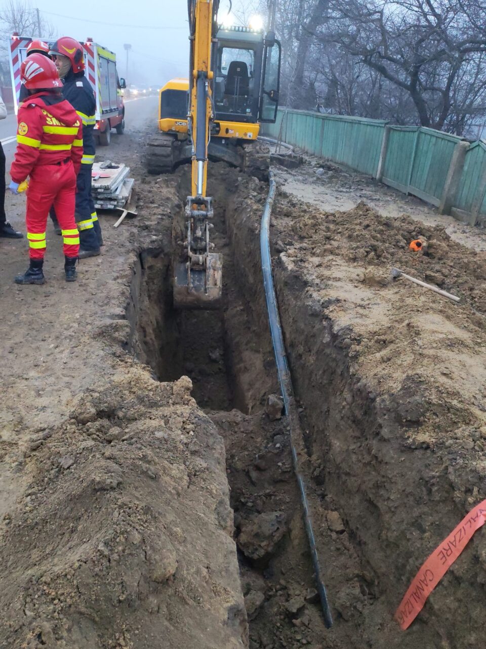 Muncitor salvat in extremis după surparea unui mal de pământ