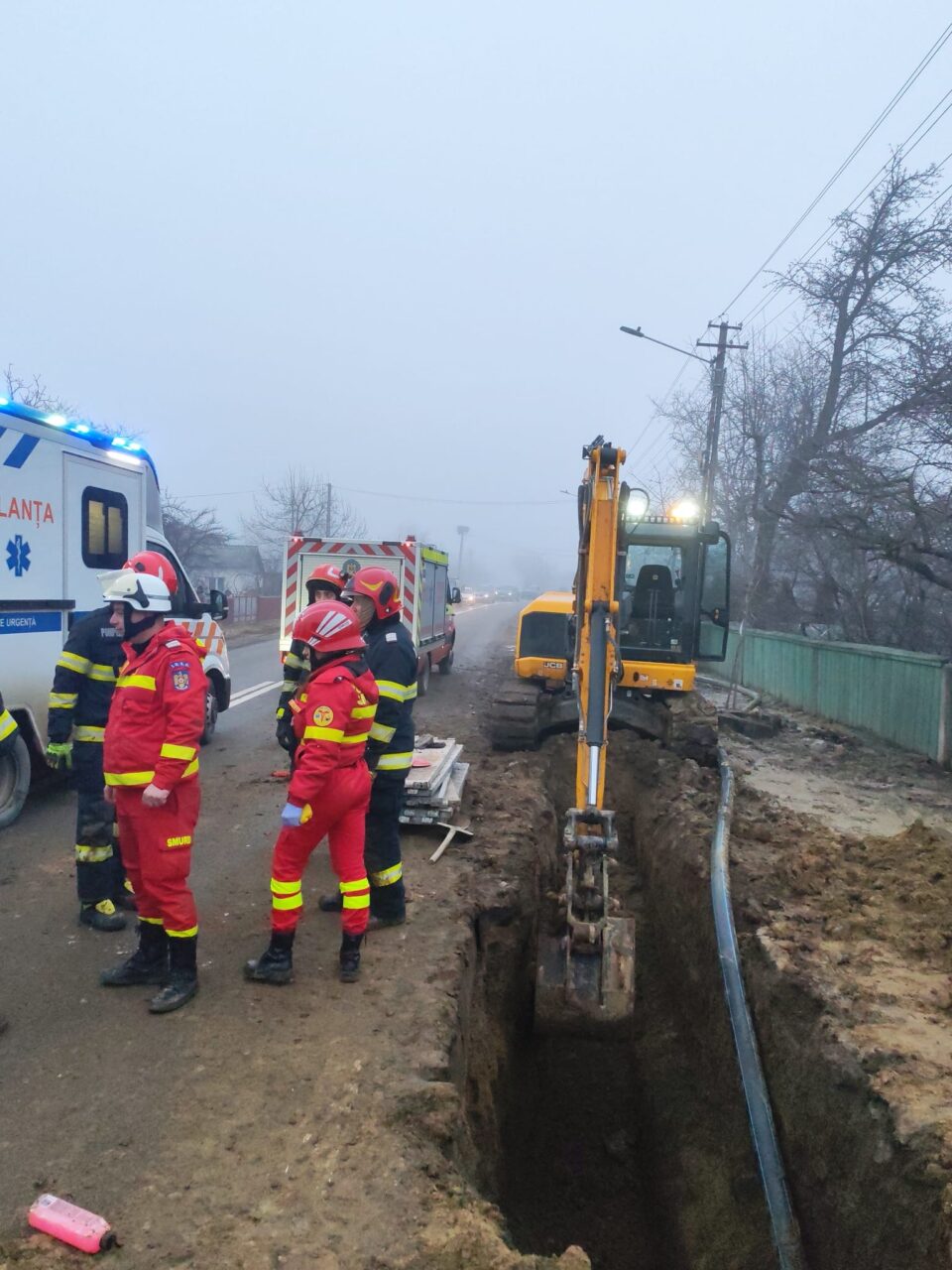 Muncitor salvat in extremis după surparea unui mal de pământ