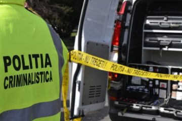 Accident groaznic, cu un copil de nici 2 ani călcat de o mașină sub ochii mamei