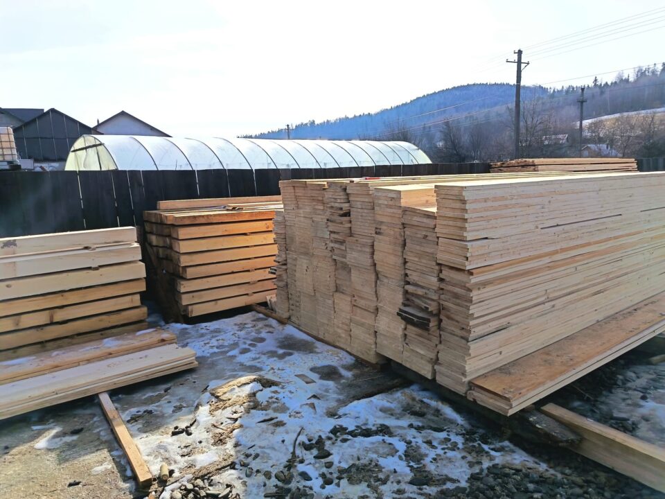 Polițiștii de la Vadu Moldovei au confiscat tot lemnul găsit în depozitul unei societăți