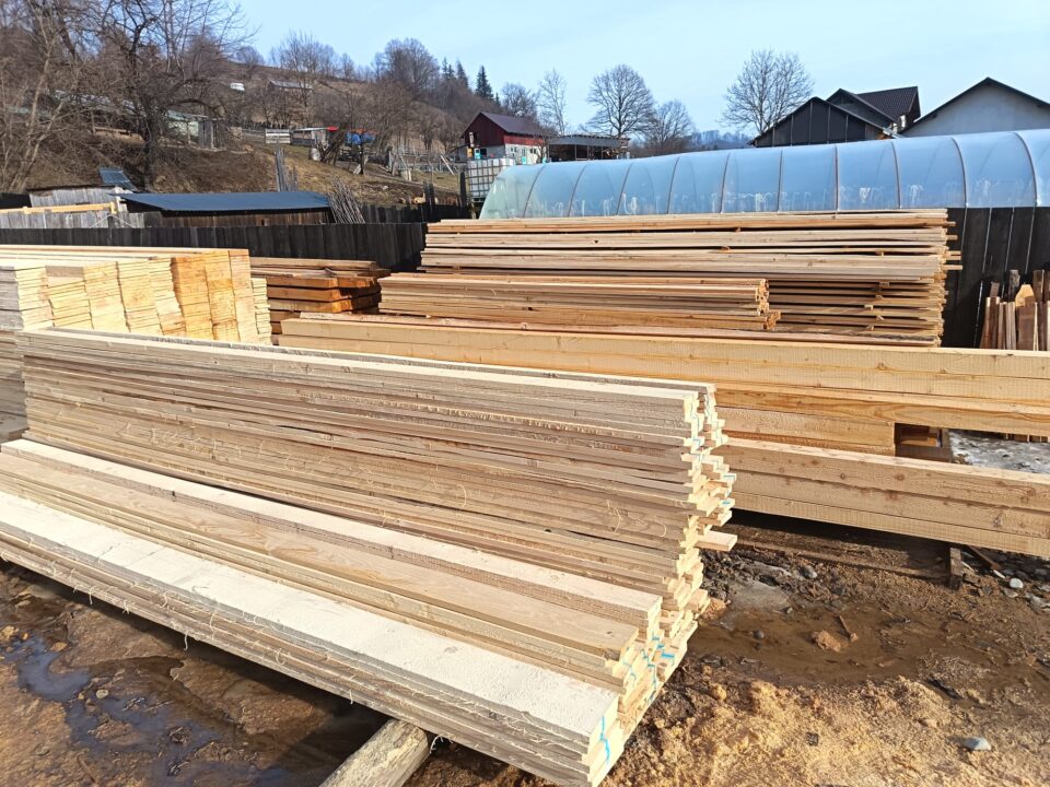 Polițiștii de la Vadu Moldovei au confiscat tot lemnul găsit în depozitul unei societăți