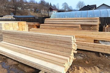 Polițiștii de la Vadu Moldovei au confiscat tot lemnul găsit în depozitul unei societăți