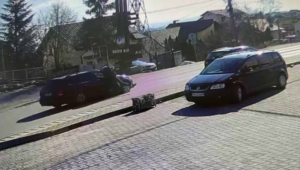 Copil de 12 ani, lovit violent de mașina în fața căreia a țâșnit