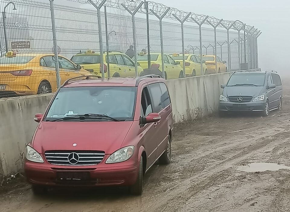 Două microbuze venite cu pasageri din Ucraina, lăsate fără numere de polițiști, la Aeroportul Suceava