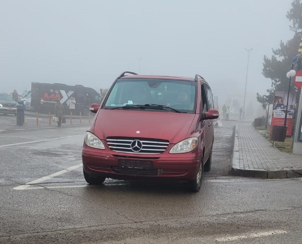 Două microbuze venite cu pasageri din Ucraina, lăsate fără numere de polițiști, la Aeroportul Suceava