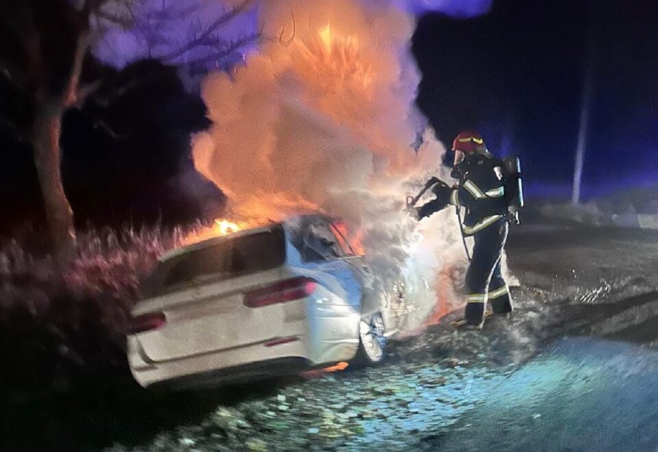 A intrat cu un Mercedes într-un cap de pod, iar mașina a luat foc violent
