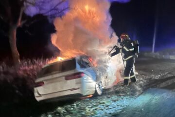 A intrat cu un Mercedes într-un cap de pod, iar mașina a luat foc violent