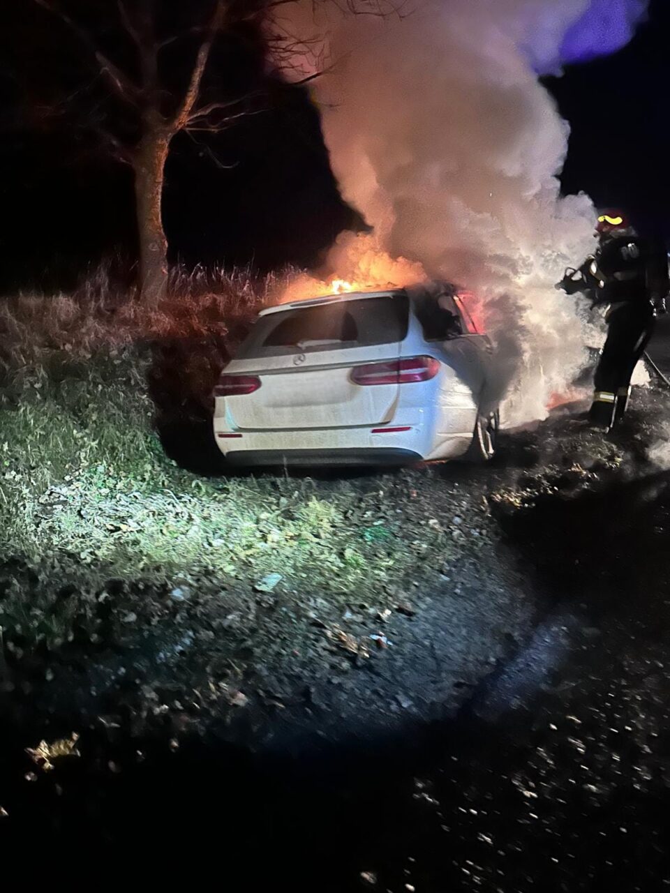 A intrat cu un Mercedes într-un cap de pod, iar mașina a luat foc violent