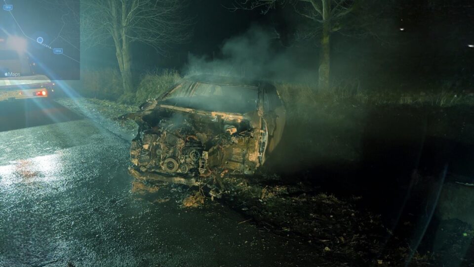 A intrat cu un Mercedes într-un cap de pod, iar mașina a luat foc violent