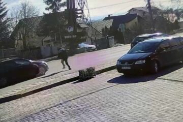 Copil de 12 ani, lovit violent de mașina în fața căreia a țâșnit