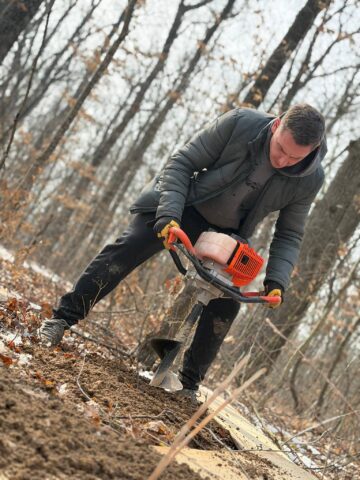 Traseu educativ, cu bănci, măsuțe și un mic amfiteatru, amenajat în pădurea „La Stejărei”, din Burdujeni Sat