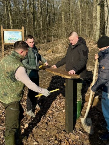 Traseu educativ, cu bănci, măsuțe și un mic amfiteatru, amenajat în pădurea „La Stejărei”, din Burdujeni Sat