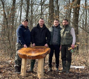 Traseu educativ, cu bănci, măsuțe și un mic amfiteatru, amenajat în pădurea „La Stejărei”, din Burdujeni Sat