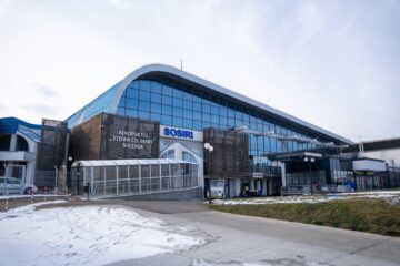 Haos printre călătorii de pe aeroportul Suceava după ce mai multe zboruri au fost anulate sau relocate din cauza gheții de pe  pista de aterizare