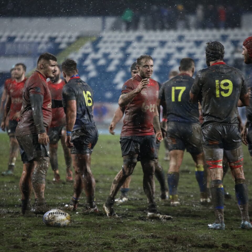 România a învins Belgia, pe o vreme câinească, cu doi suceveni în teren