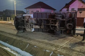 Șoferul unei autoutilitare cu cherestea a provocat un accident în care a rănit o tânără  de 20 de ani