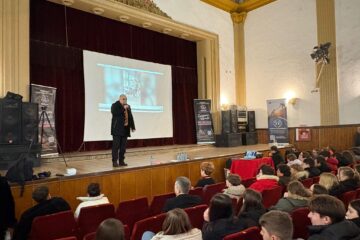 Campanie de prevenție Antidrog la Rădăuți, cu expertul Cătălin Țone Campanie de prevenție Antidrog la Rădăuți, cu expertul Cătălin Țone