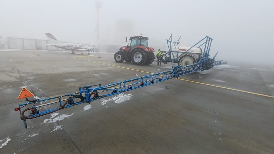 Gheorghe Șoldan consideră că este inacceptabil ca deszăpezirea pistei Aeroportului Suceava să se facă cu un utilaj agricol