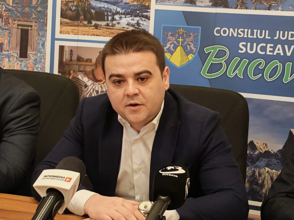 Gheorghe Șoldan consideră că este inacceptabil ca deszăpezirea pistei Aeroportului Suceava să se facă cu un utilaj agricol