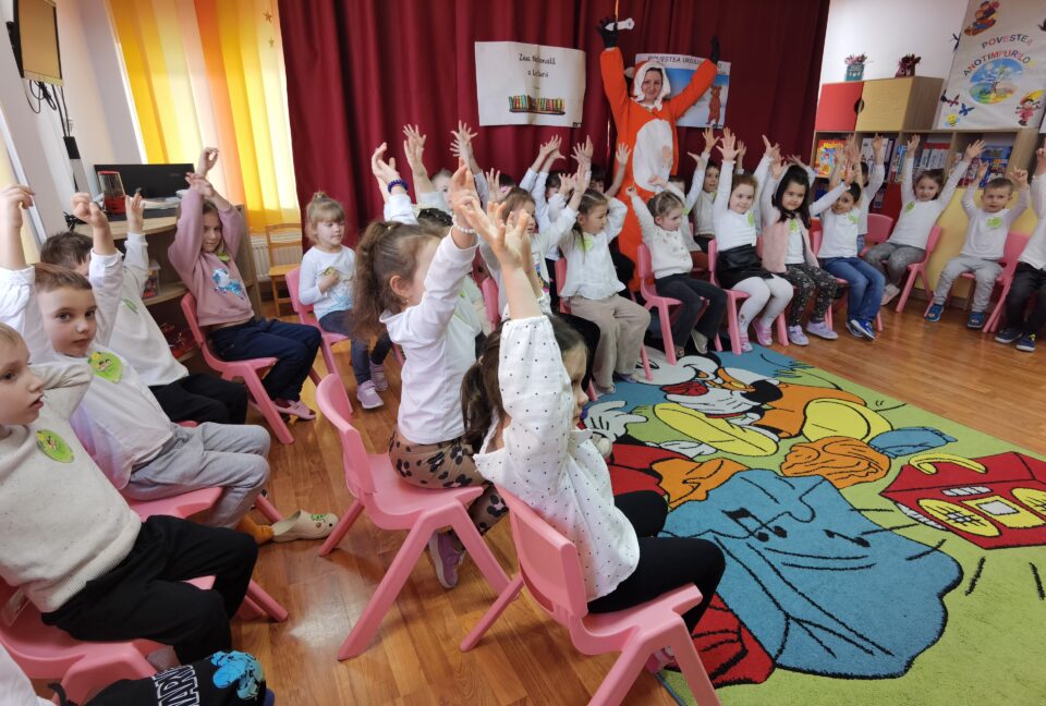 Copii de grădiniță, fermecați cu povești spuse de invitați speciali, de Ziua Lecturii