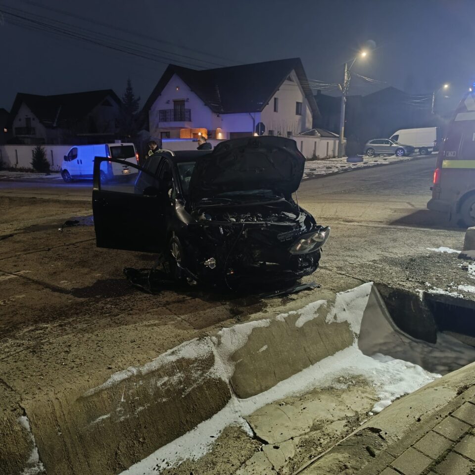 Șoferul unei autoutilitare cu cherestea a provocat un accident în care a rănit o tânără  de 20 de ani