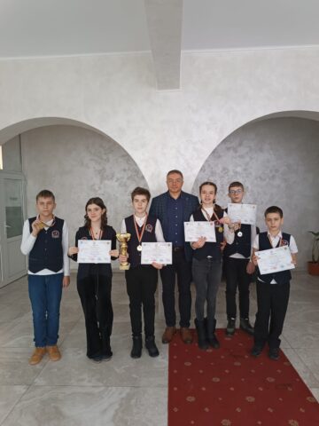 Micii geografi ai Școlii Nr. 4, de șapte ani pe podiumul Concursului „La Școala cu Ceas”