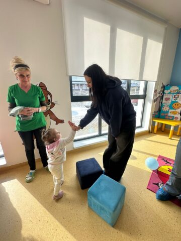 Tinere talente, copii fericiți: formăm personal calificat pentru creșe