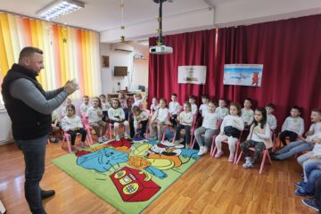 Copii de grădiniță, fermecați cu povești spuse de invitați speciali, de Ziua Lecturii