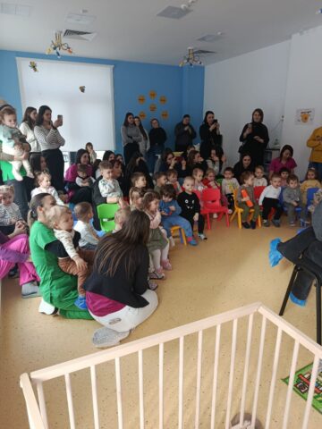 Tinere talente, copii fericiți: formăm personal calificat pentru creșe